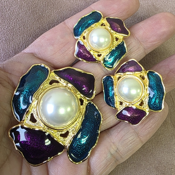 𝅺Vintage Butler Faux Pearl Enamel Brooch Cip-On Earring Gold Tone Jewelry Set - Picture 4 of 6